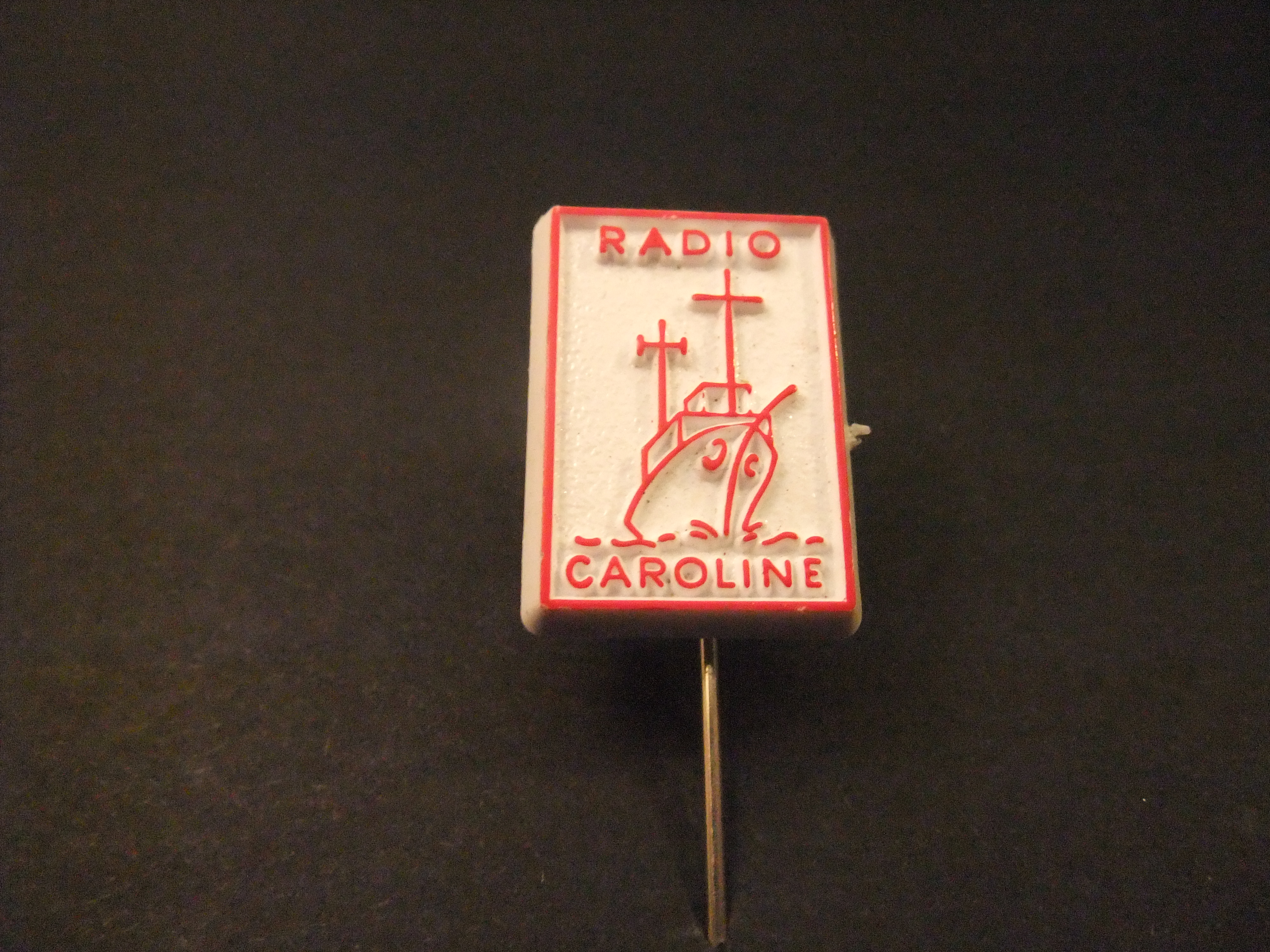 Radio Caroline eerste zeezender voor de Britse kust tussen 1964 en 1990 ( rood)